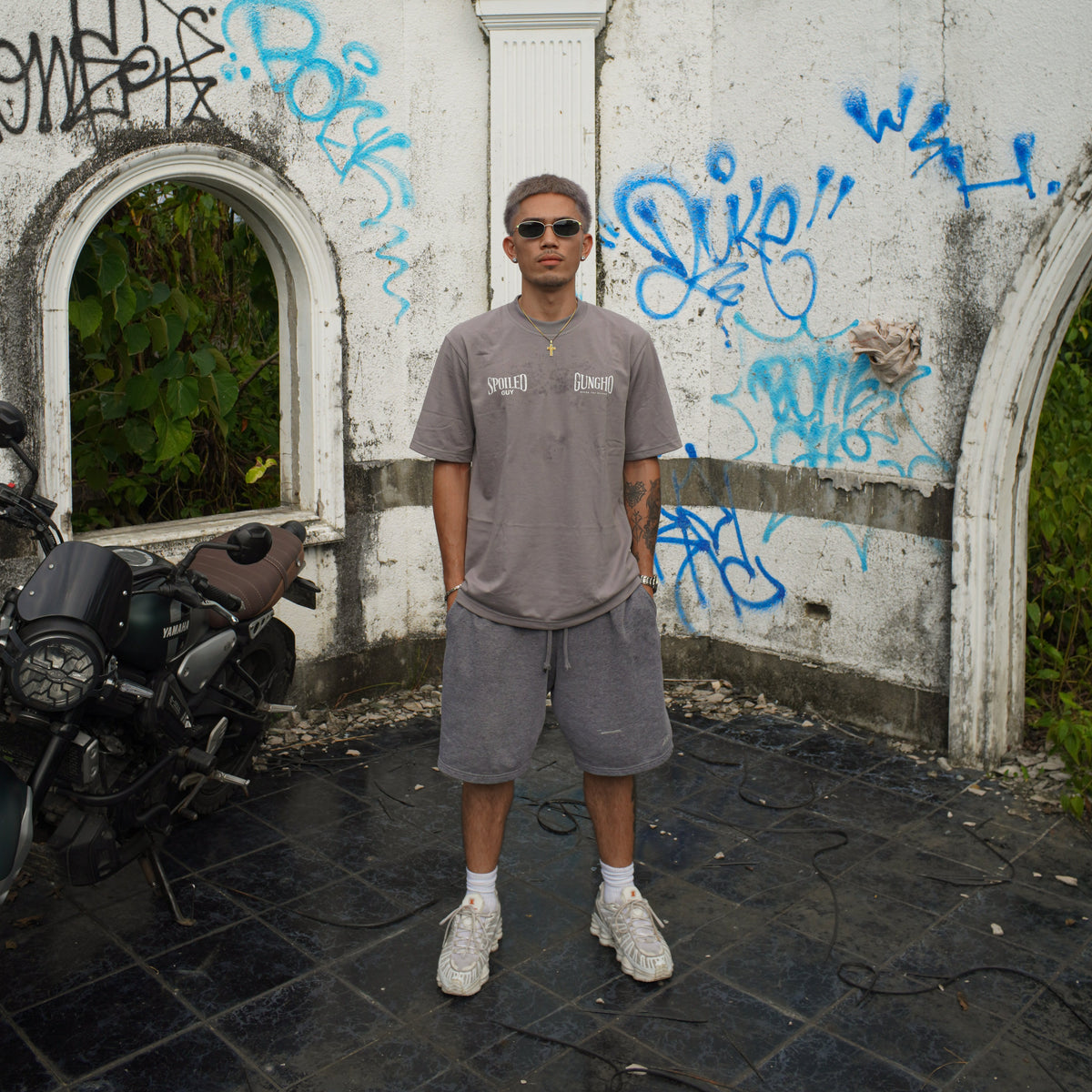 CROSSROADS TEE (GRAY)